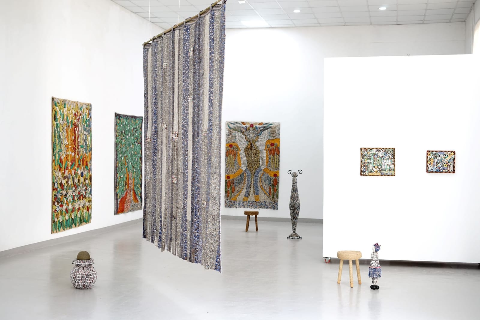 萨纳·加特贾2022年在坎帕拉阿弗里艺术画廊举办的个展《激进关怀》（Radical Care）展厅一角（资料图，非本次展览现场）。