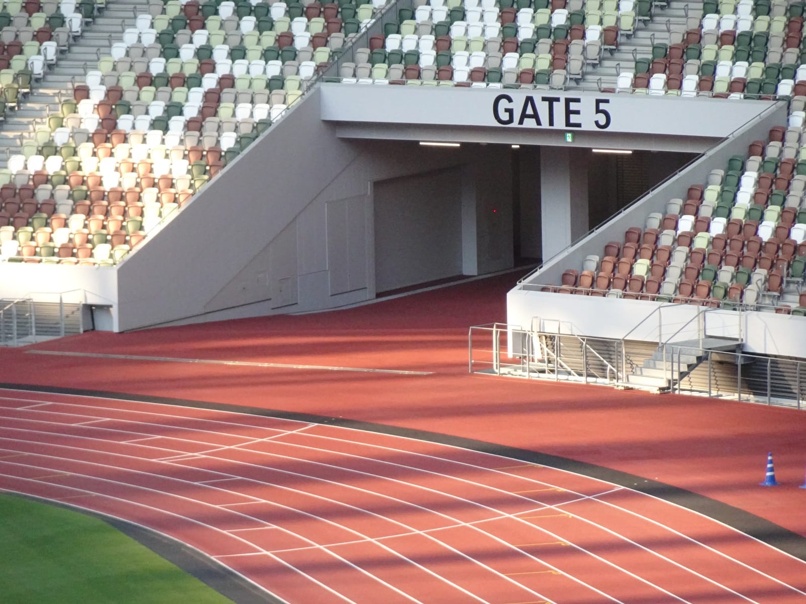 东京日本国立竞技场（MUFG Stadium）的场地与跑道，东京遗产半程马拉松在这里起跑和冲线；摄于南侧看台（资料图，2022年6月）。