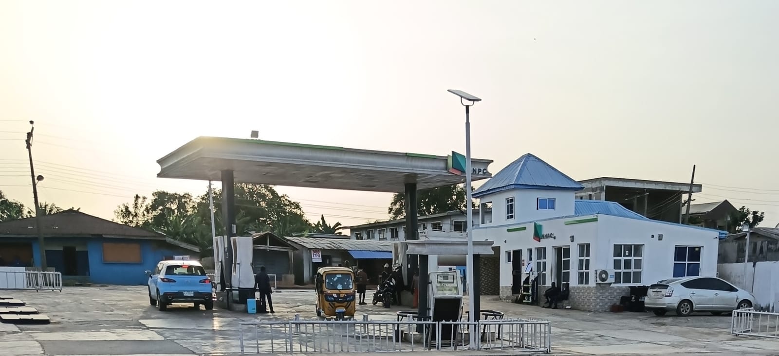 尼日利亚拉各斯州埃佩（Epe）伊拉贡希（Iragunshi）的一座尼日利亚国家石油公司（NNPC）加油站（资料图）。