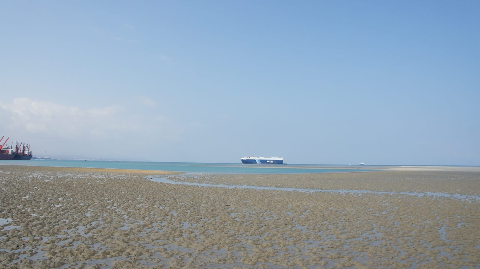 吉布提海岸滩涂与远处的船只（2013年资料图）。