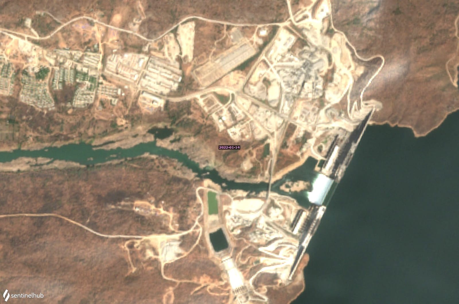 资料图：哥白尼（Copernicus）Sentinel-2卫星拍摄的埃塞俄比亚复兴大坝（GERD）及其水库影像（2022年1月14日），大坝建于蓝尼罗河上，是埃塞俄比亚与埃及围绕尼罗河水资源争端的焦点。该图非最新影像，水库范围与现状可能已有变化。
