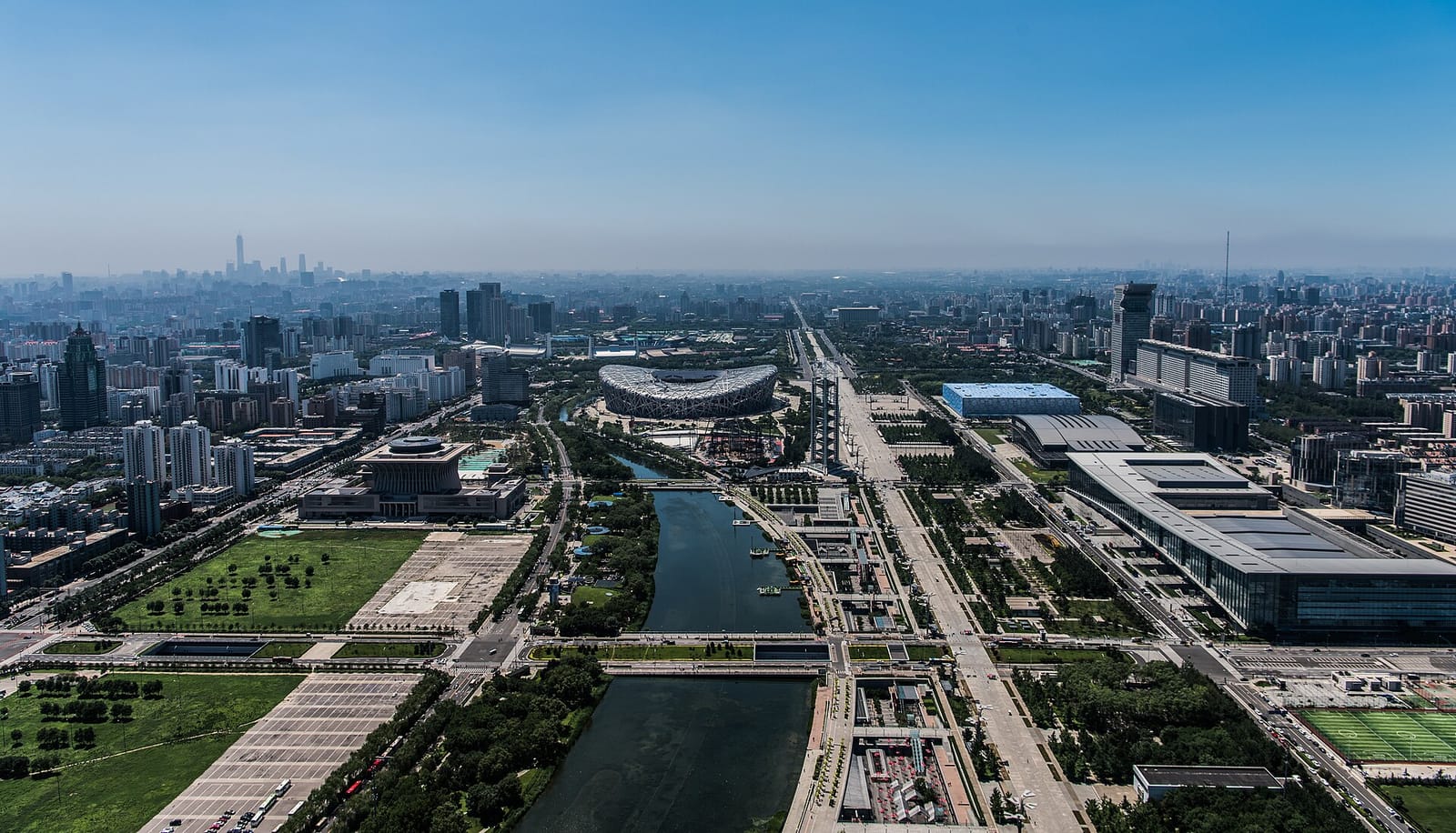 北京奥林匹克公园,可见国家体育场和国家游泳中心。北京马拉松的终点设在奥林匹克公园中心区景观大道(资料图,2017年7月)。