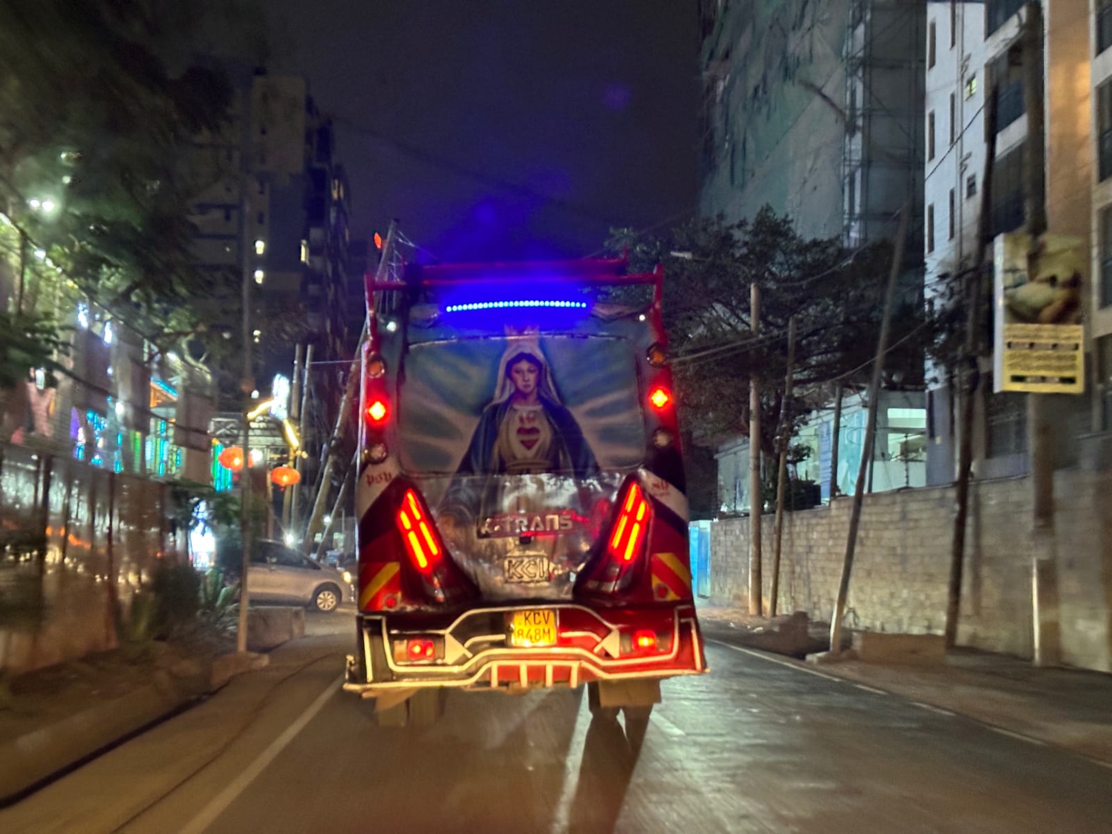 内罗毕夜晚街头一辆亮着灯的马塔图小巴（资料图，2023年）。