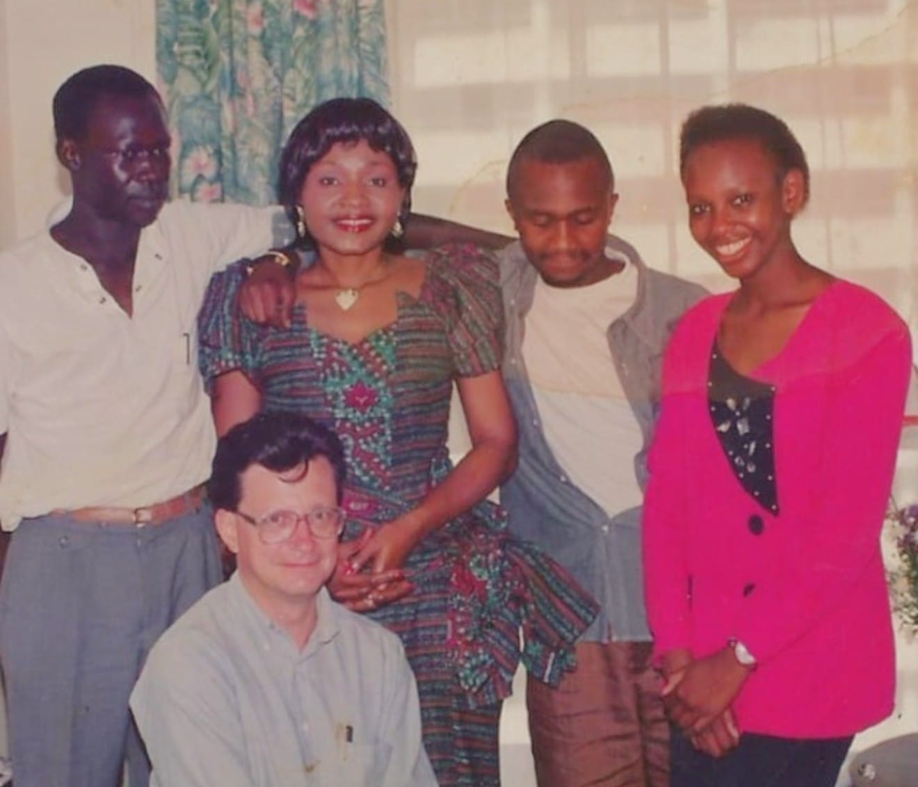 1994年，姆比利亚·贝尔在内罗毕接受肯尼亚电台主持人卡罗尔·拉杜尔（Carol Radull，音译）采访（资料图）。